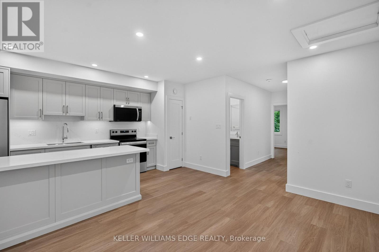 4 - 332 King Street W Property Photo 10