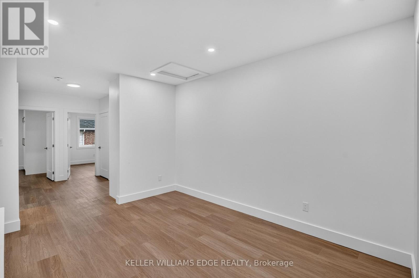 4 - 332 King Street W Property Photo 11