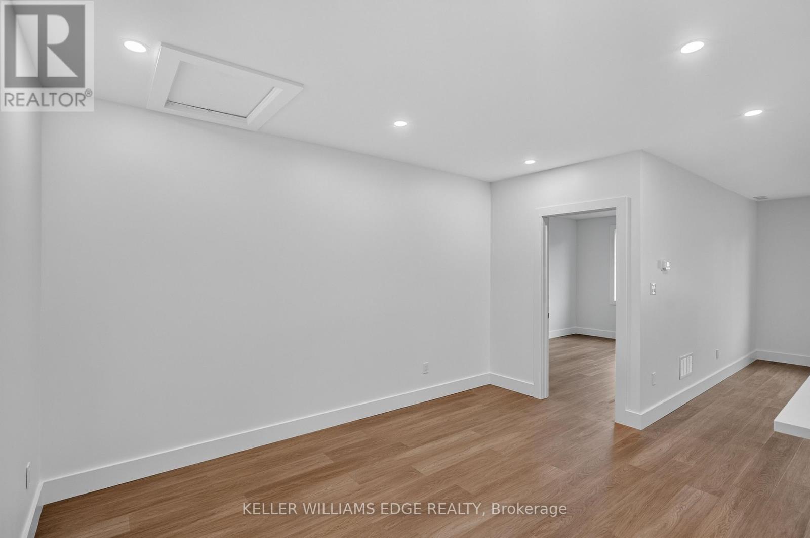 4 - 332 King Street W Property Photo 12