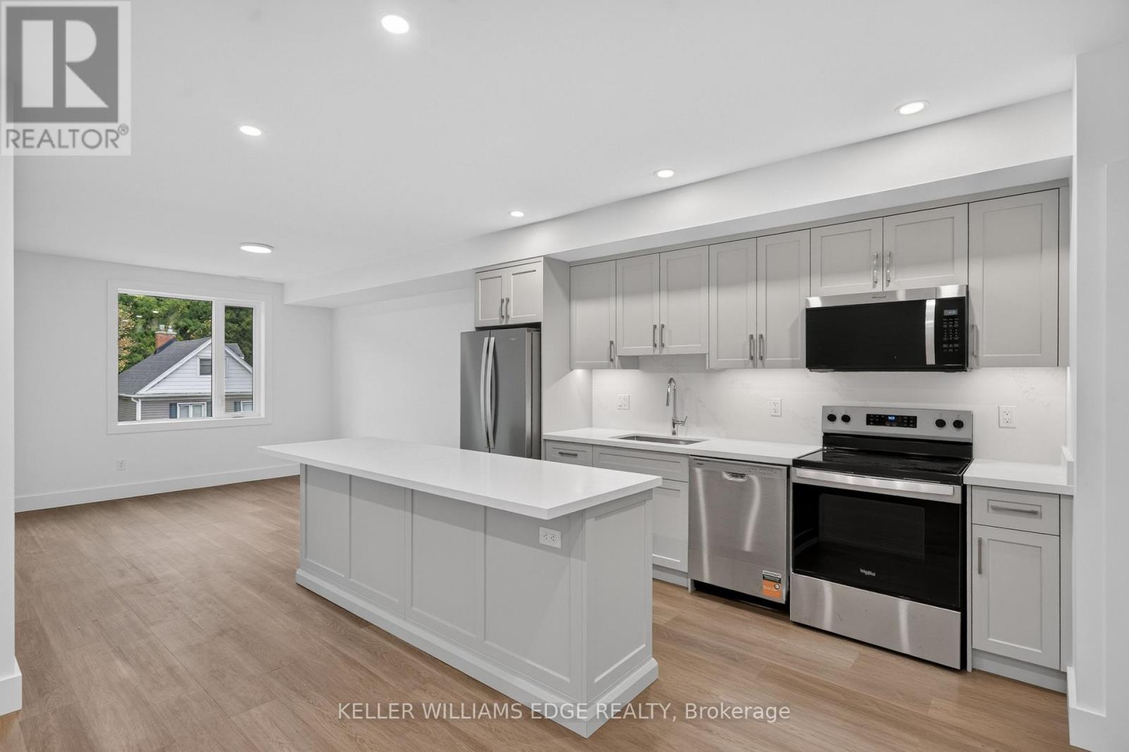 4 - 332 King Street W Property Photo 13