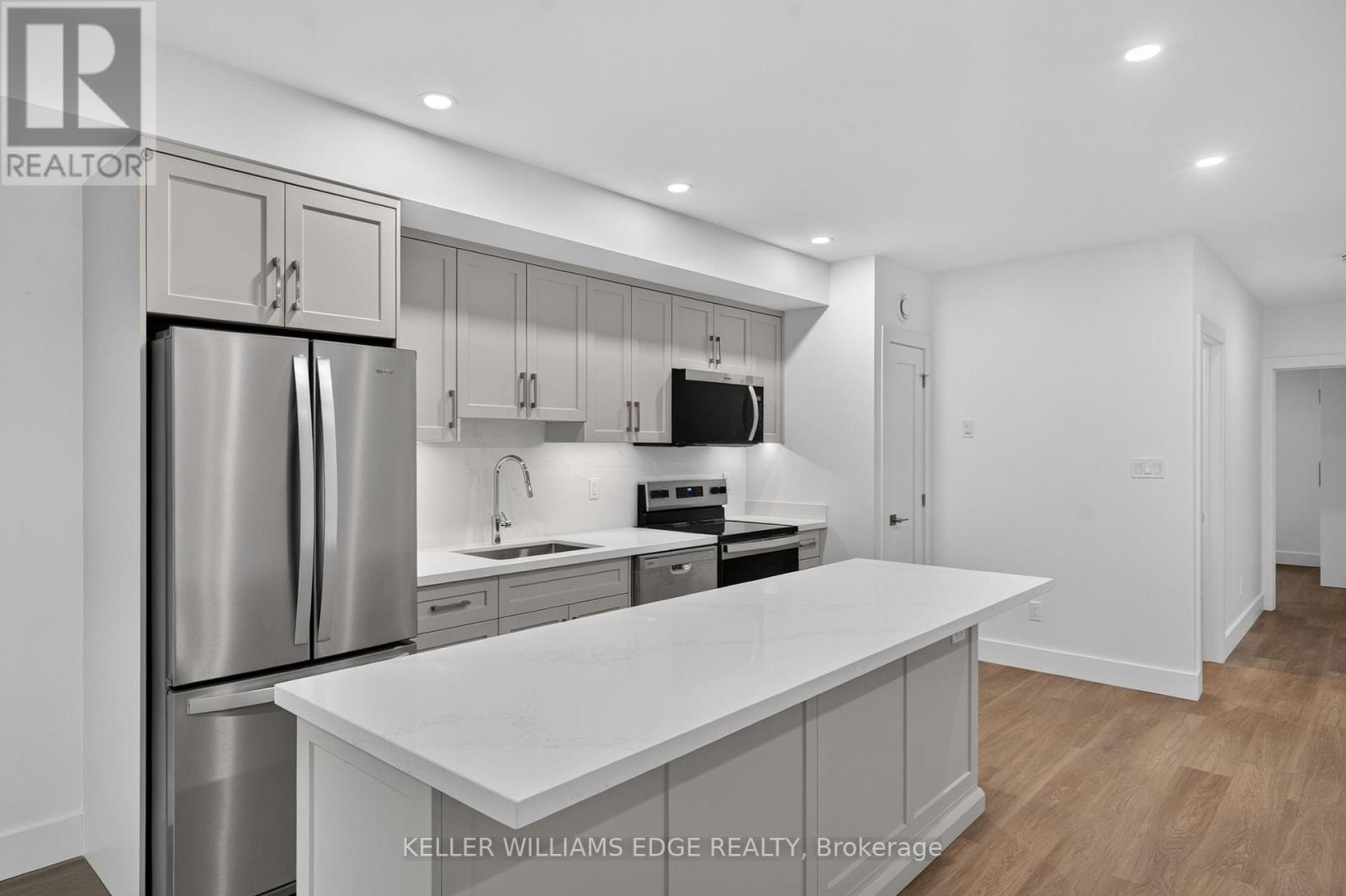 4 - 332 King Street W Property Photo 14