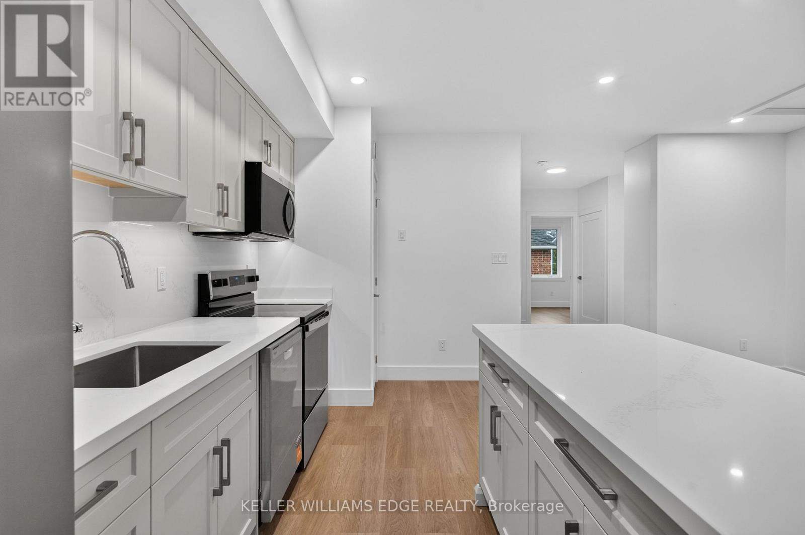 4 - 332 King Street W Property Photo 15