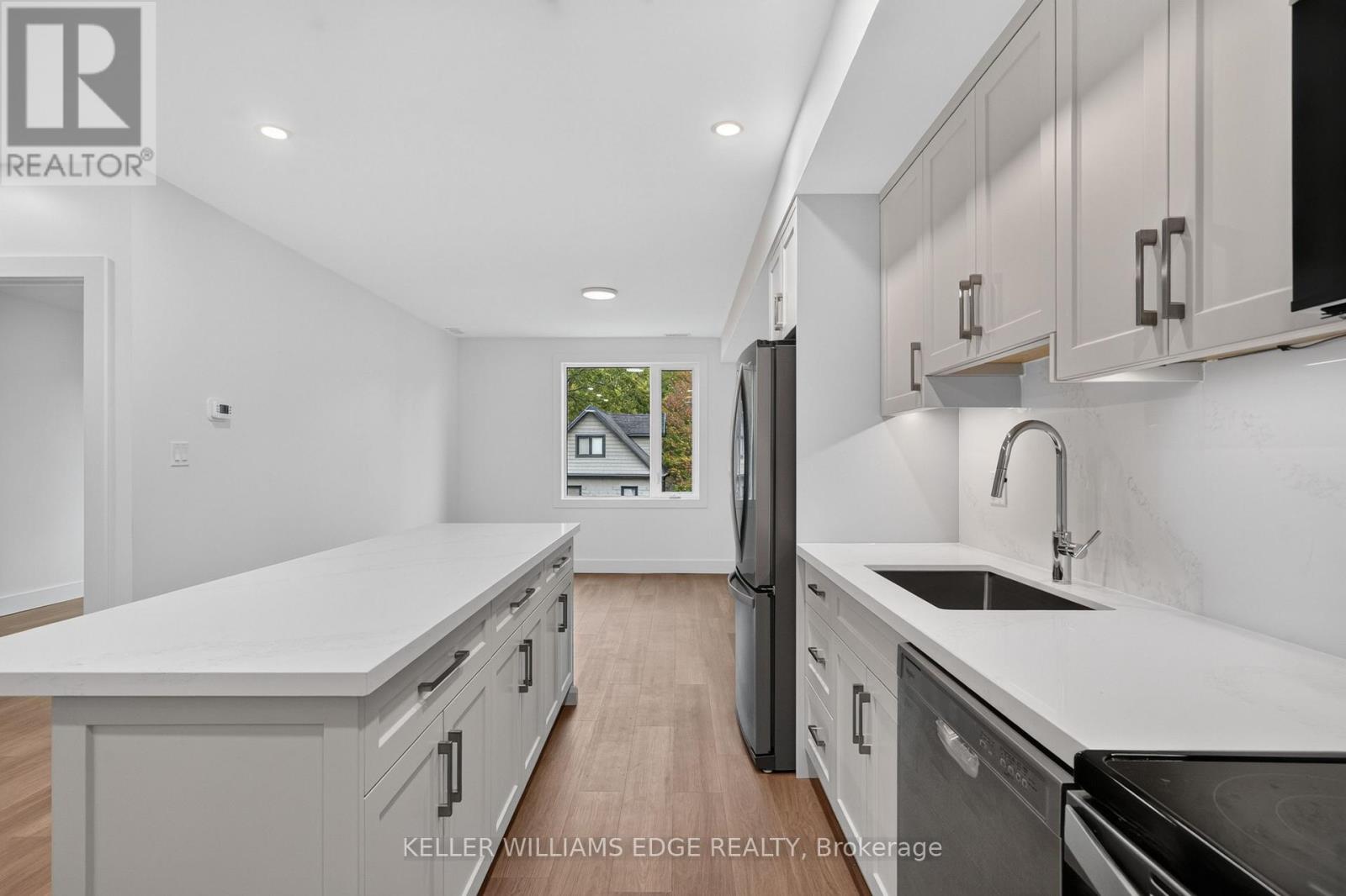 4 - 332 King Street W Property Photo 16