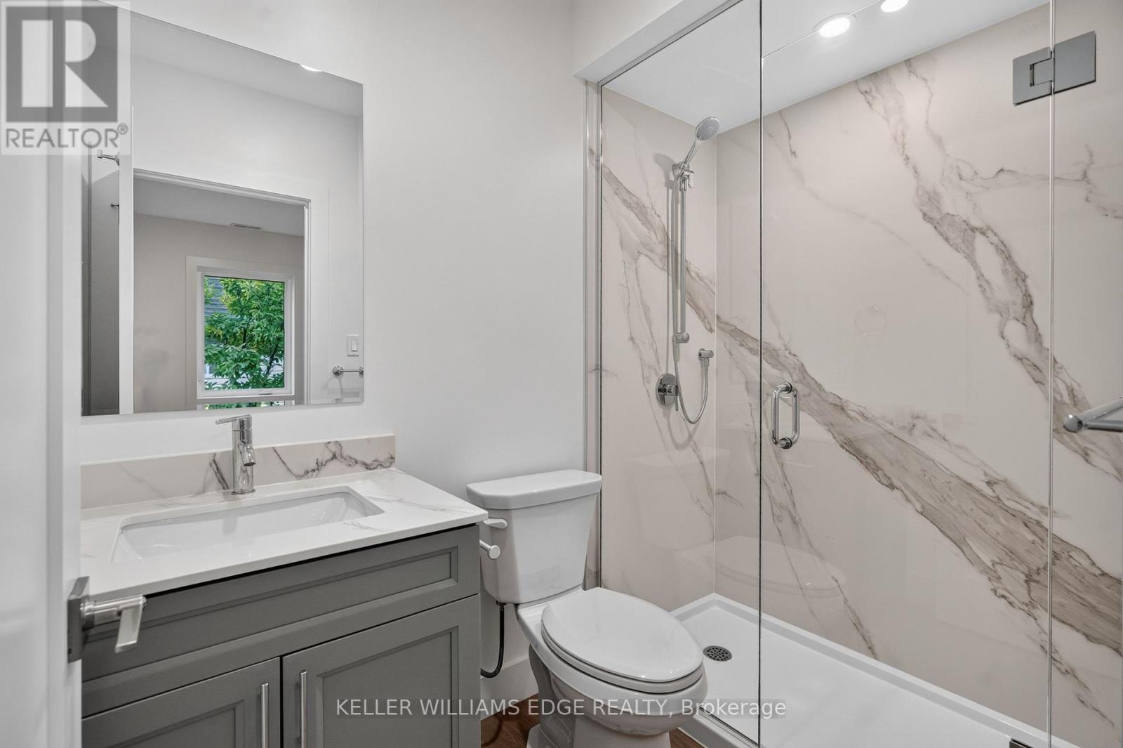 4 - 332 King Street W Property Photo 26