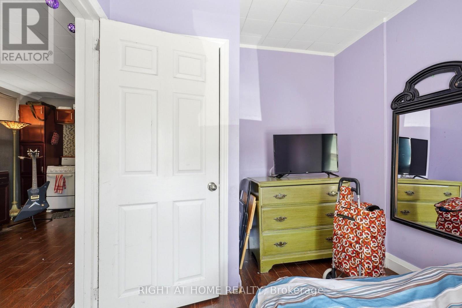 123 Crosthwaite Avenue N Property Photo 6