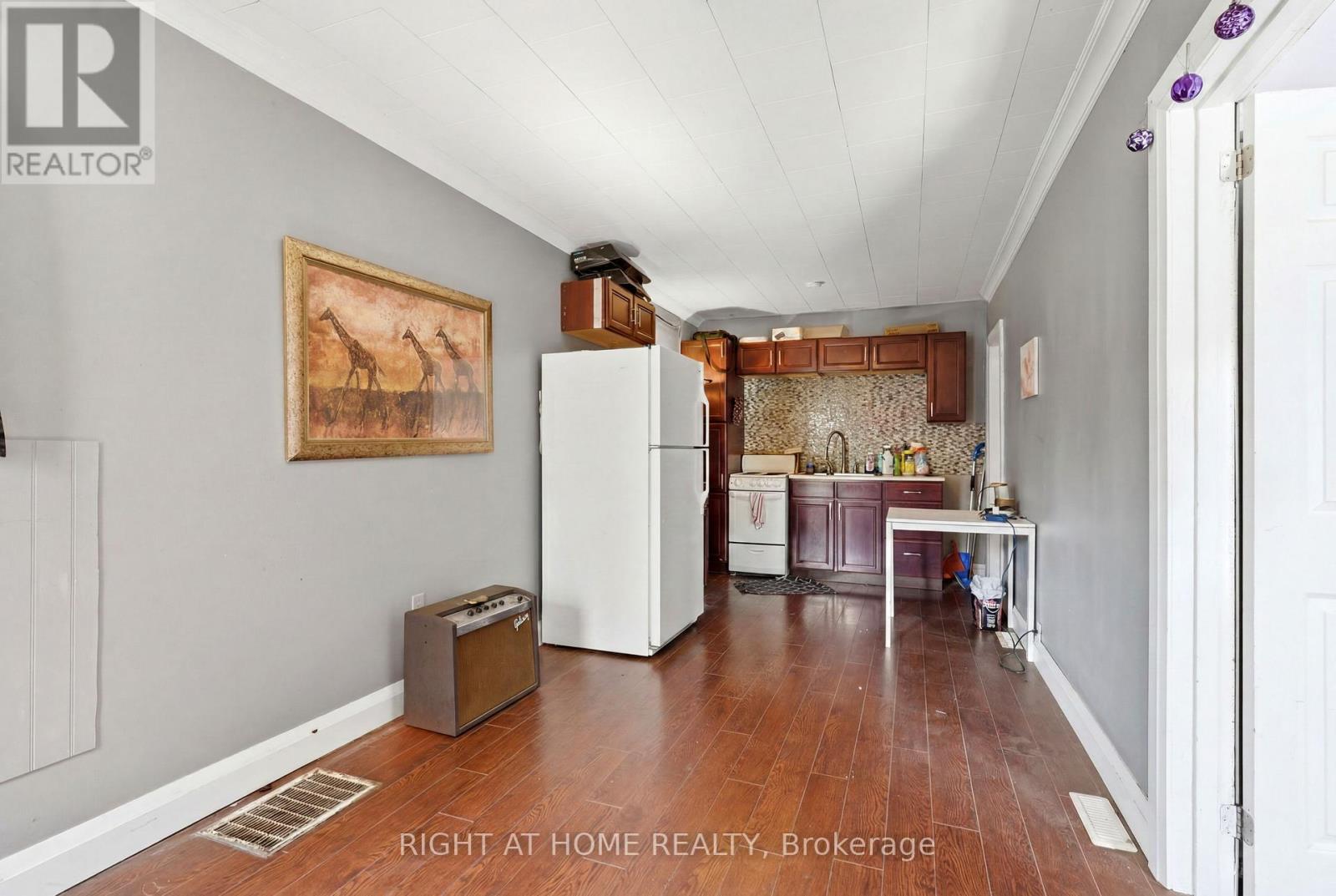 123 Crosthwaite Avenue N Property Photo 7