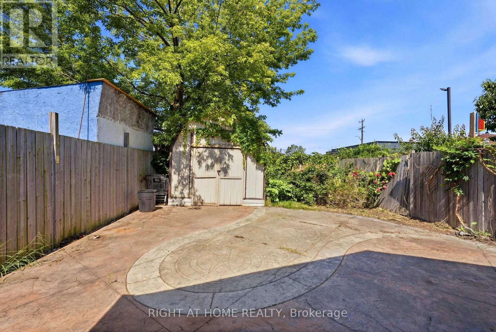 123 Crosthwaite Avenue N Property Photo 10