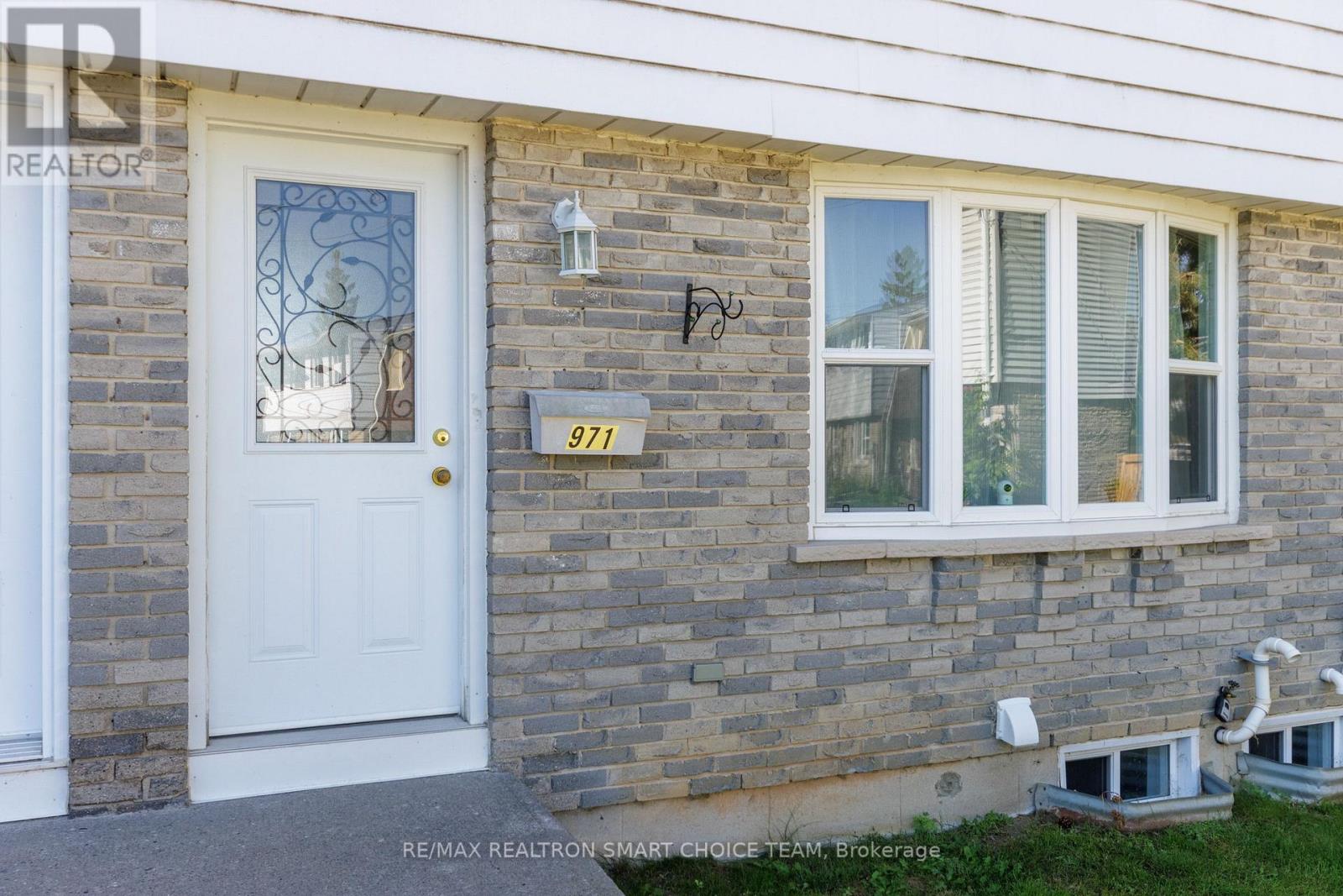 971 Oakview Avenue Property Photo 3