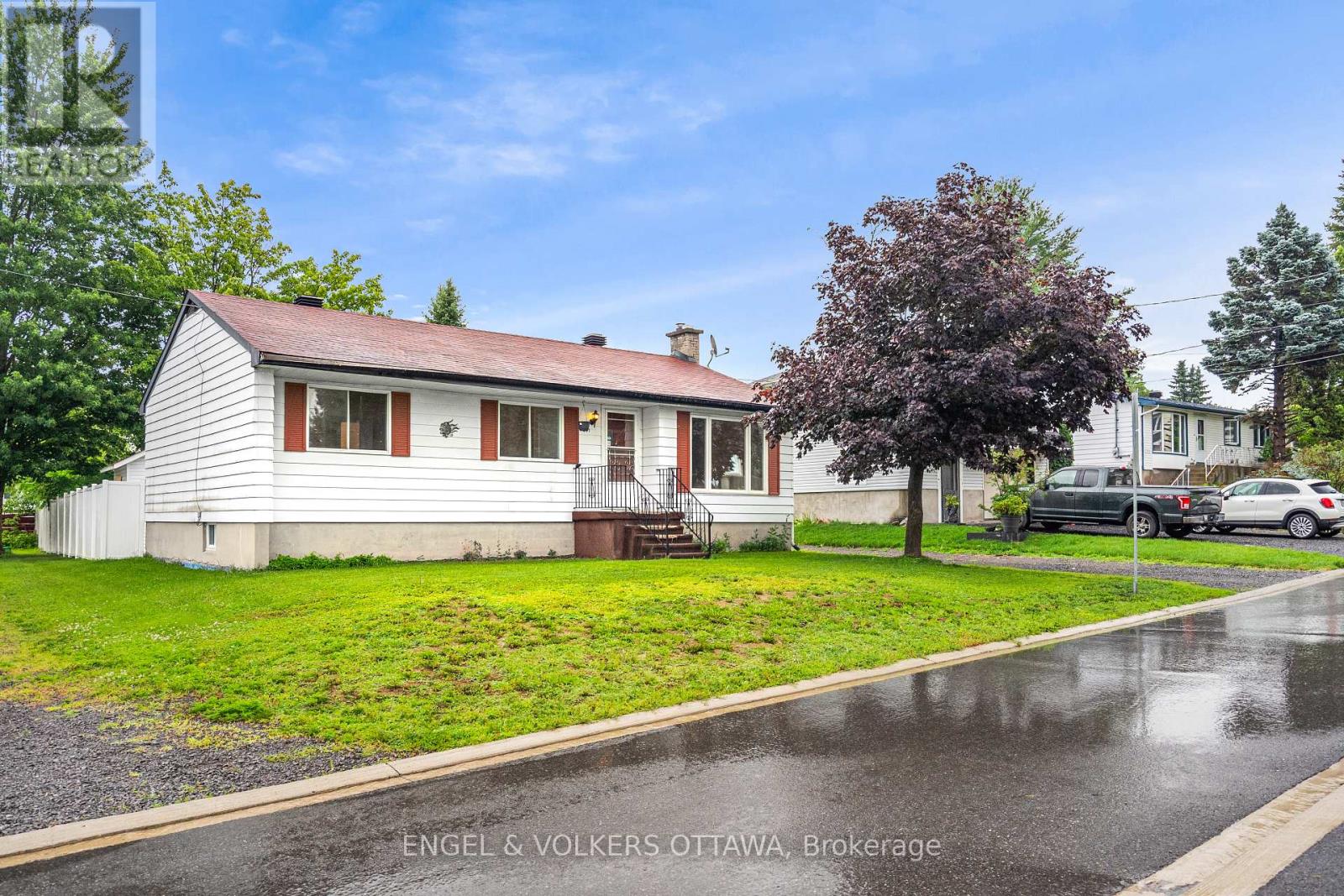 871 Notre Dame Street Property Photo 1