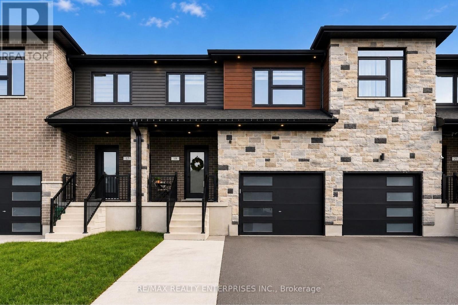 19 FAITH STREET N Property Photo 1