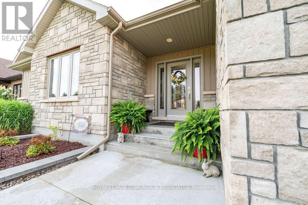 10 Noble Crescent Property Photo 2