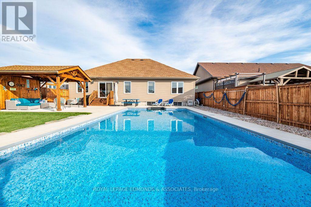 10 Noble Crescent Property Photo 4