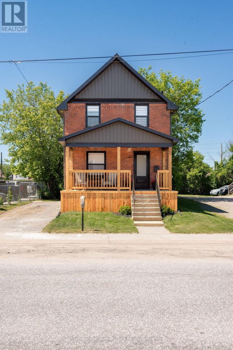 253 Second Avenue W Property Photo 1
