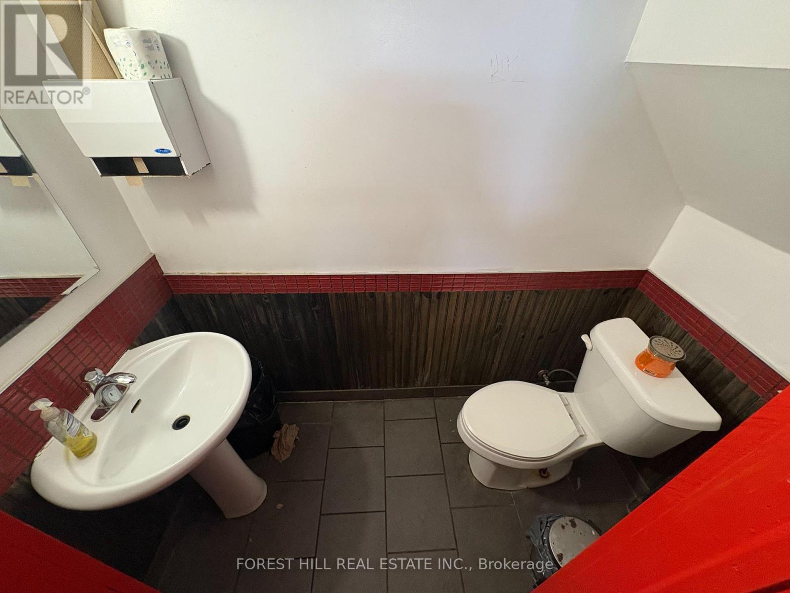 1028 King Street W Property Photo 14