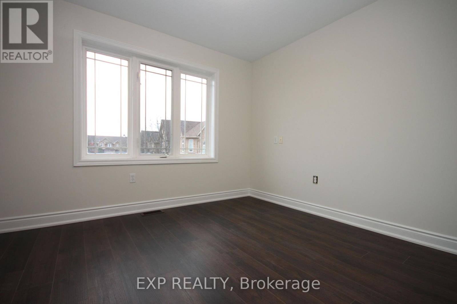 22 Geranium Avenue N Property Photo 9