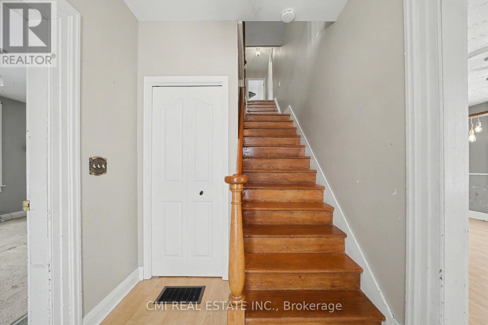 76 Main Street E Property Photo 7