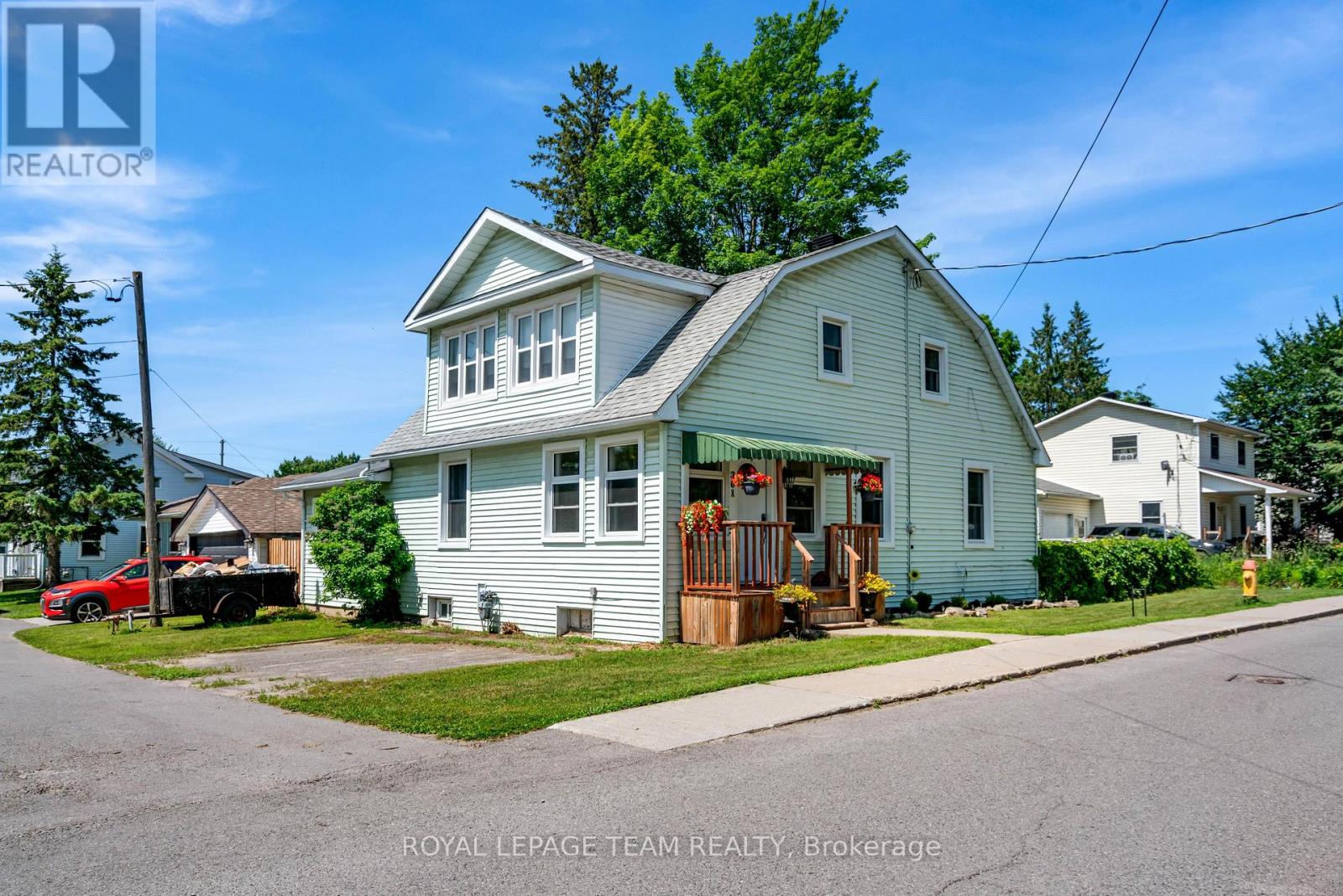 301 Oxford Street E Property Photo 1