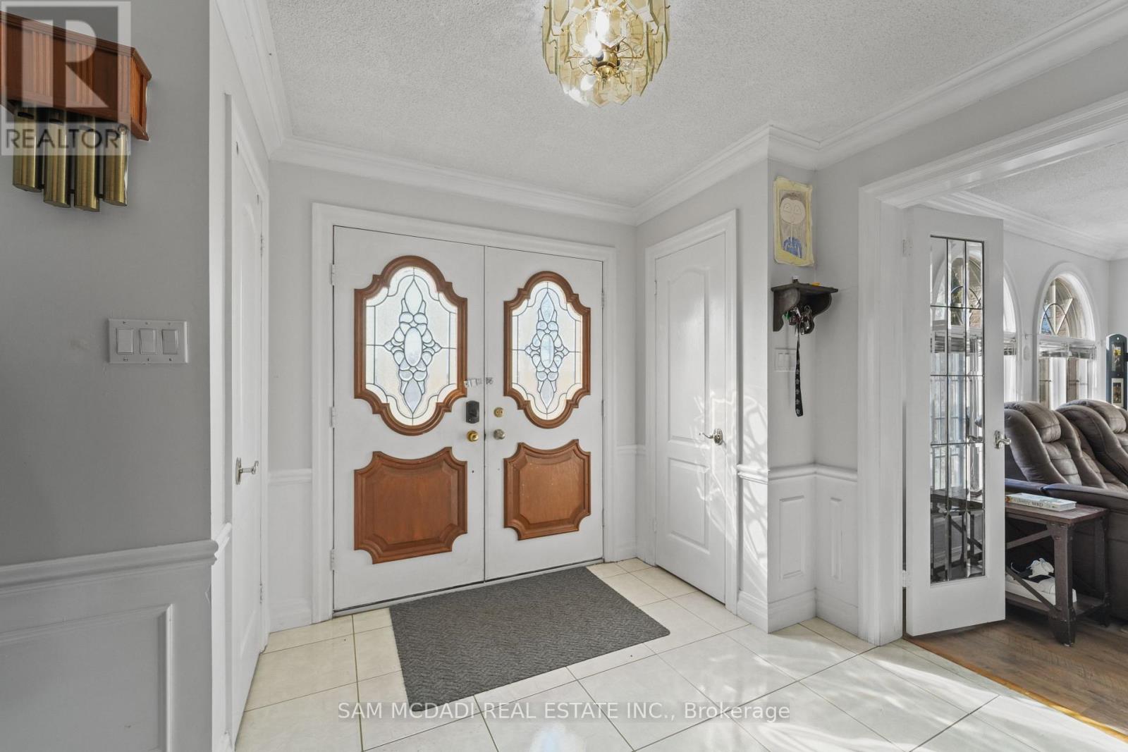 225 Park Road S Property Photo 6
