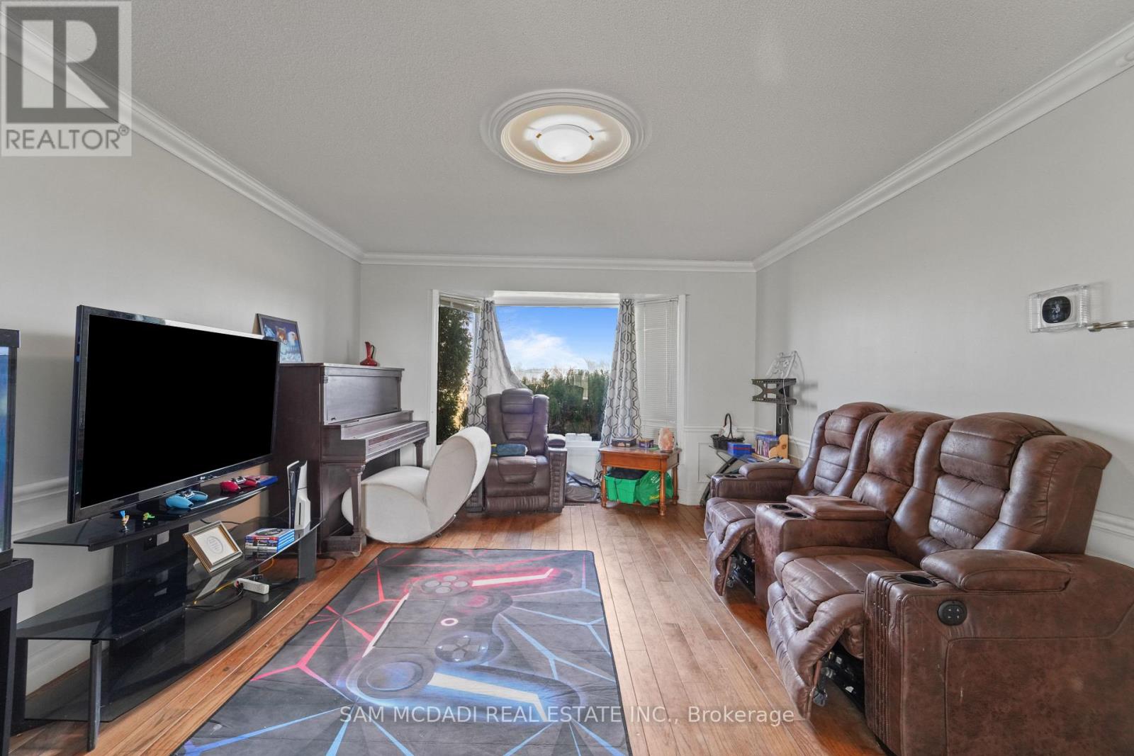 225 Park Road S Property Photo 10