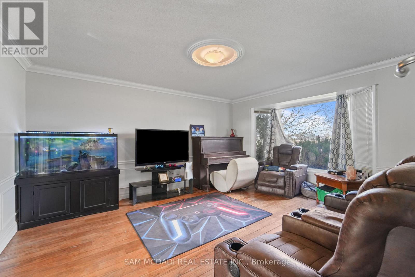 225 Park Road S Property Photo 11