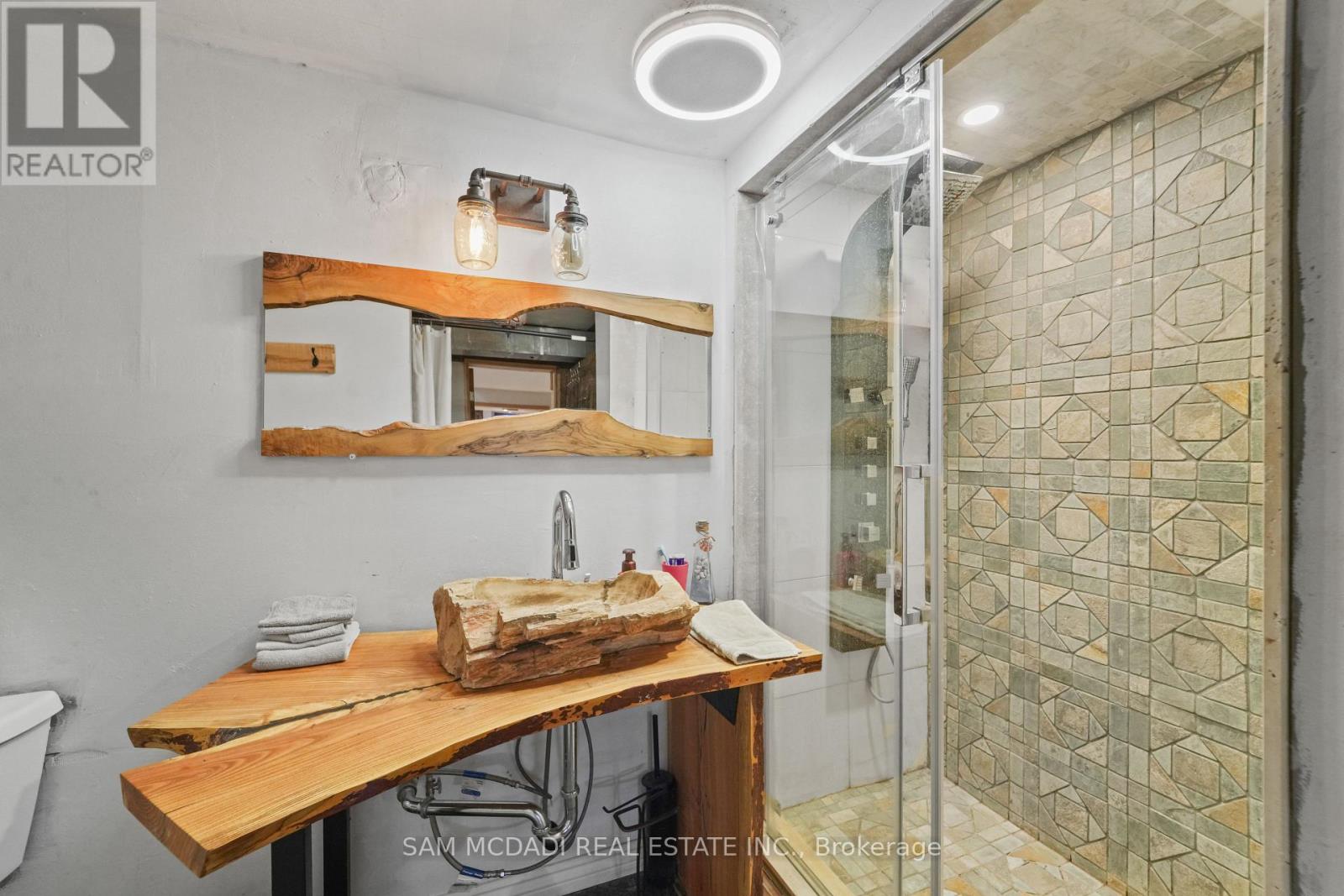 225 Park Road S Property Photo 45