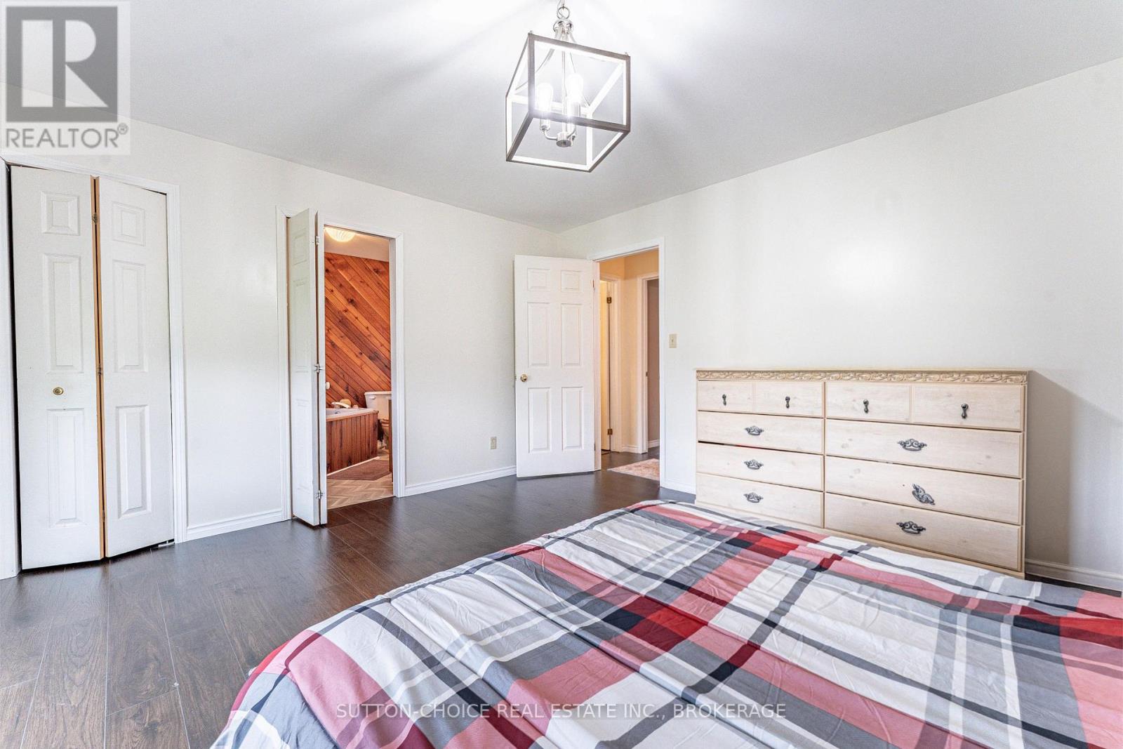 246 Yonge Street Property Photo 20