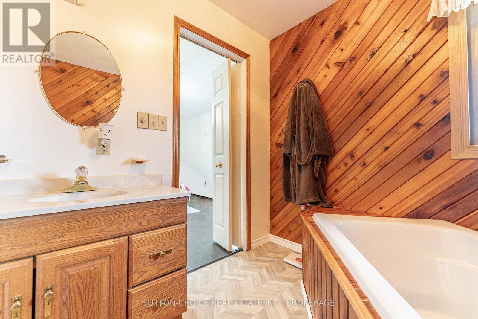 246 Yonge Street Property Photo 22