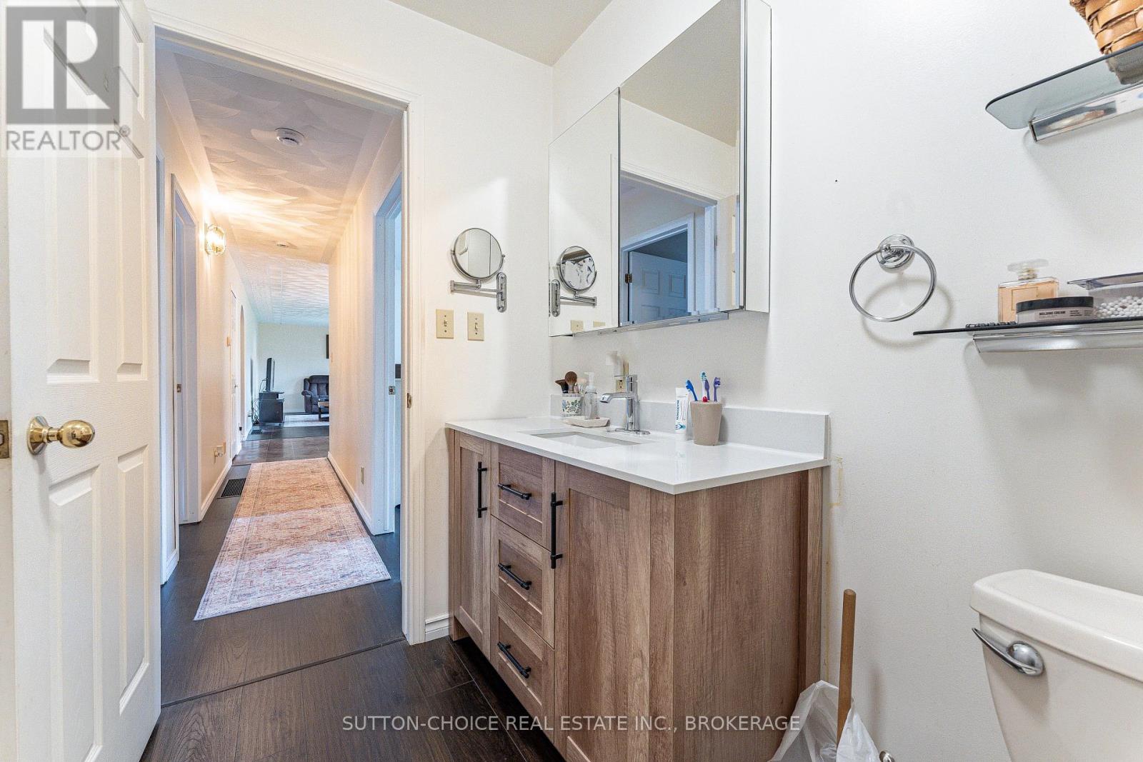 246 Yonge Street Property Photo 24