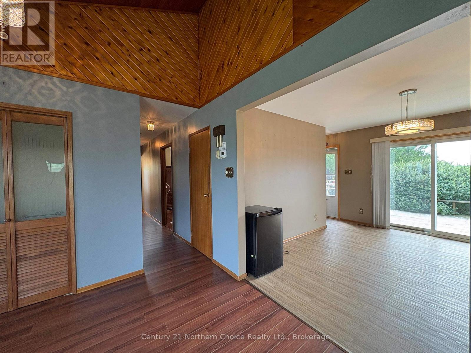 859 Burriss Road E Property Photo 16
