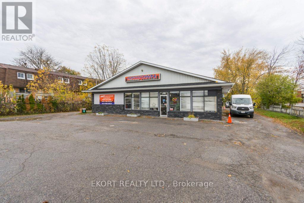 112 College Street W Property Photo 4