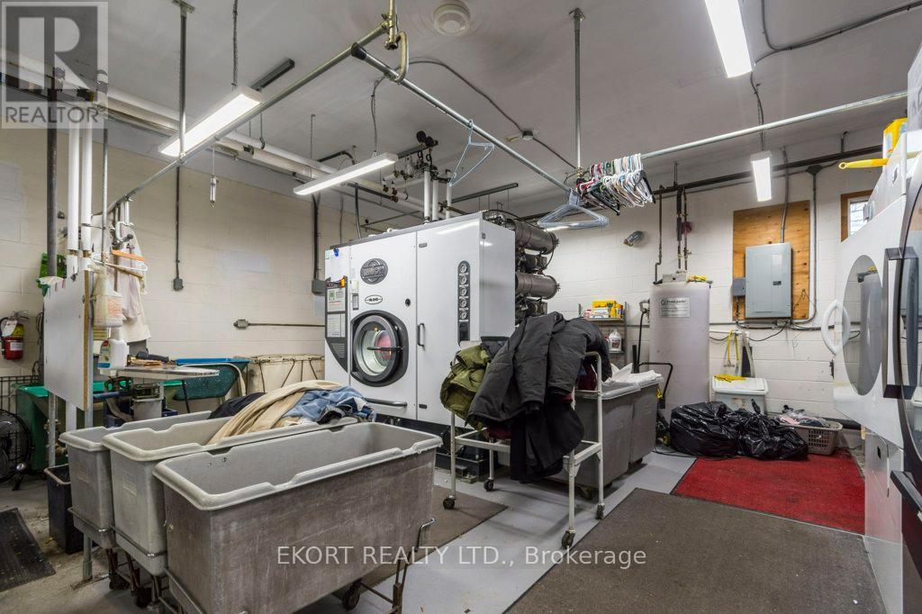 112 College Street W Property Photo 6