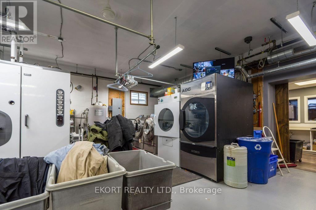 112 College Street W Property Photo 7