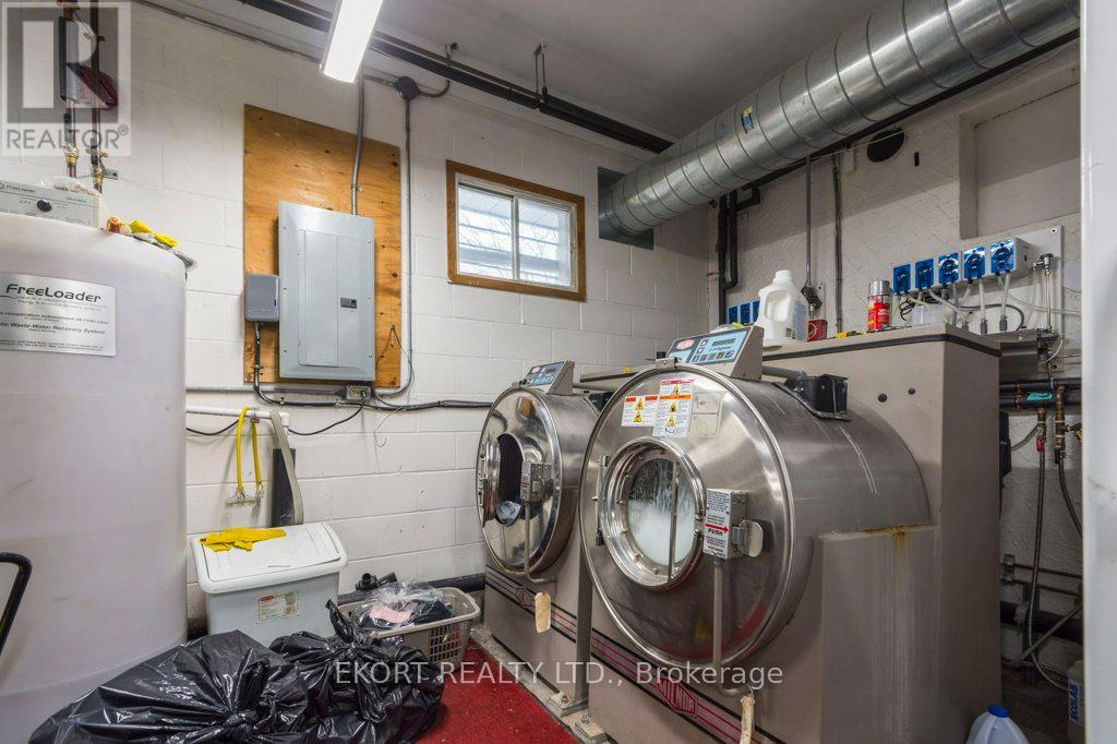 112 College Street W Property Photo 8