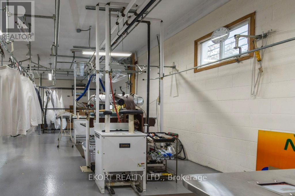 112 College Street W Property Photo 10