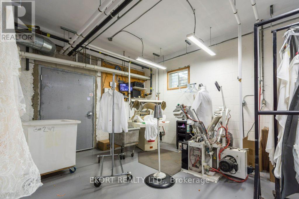112 College Street W Property Photo 11