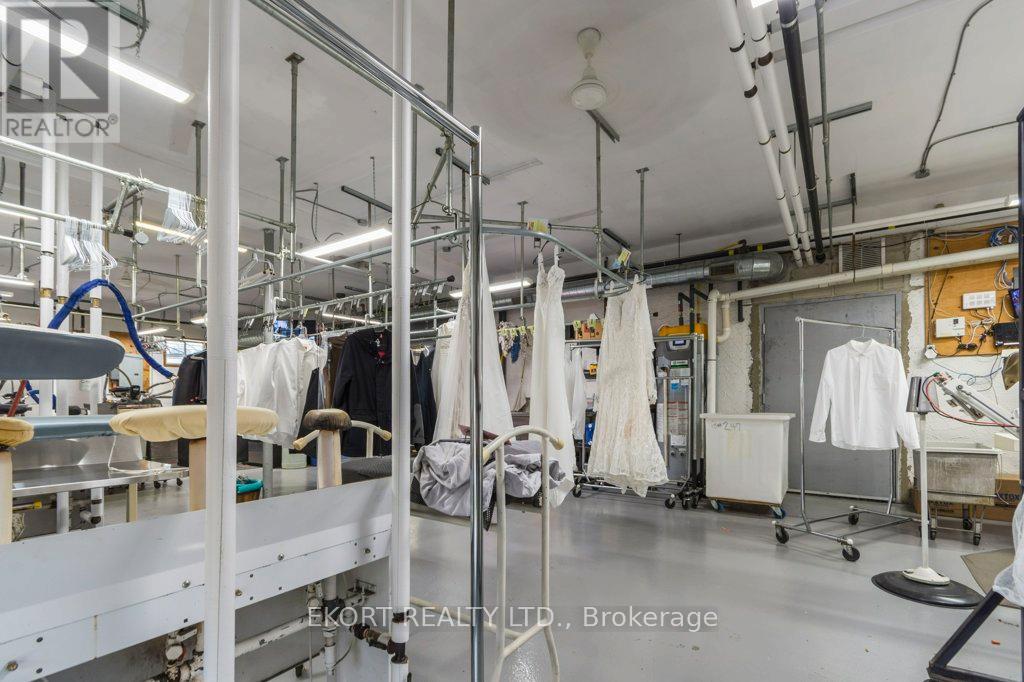 112 College Street W Property Photo 13