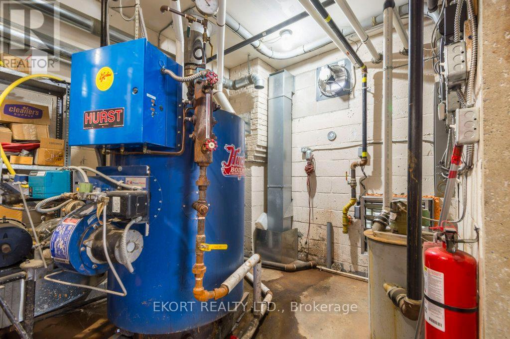 112 College Street W Property Photo 15