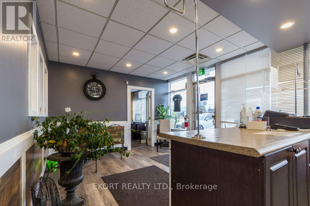 112 College Street W Property Photo 16