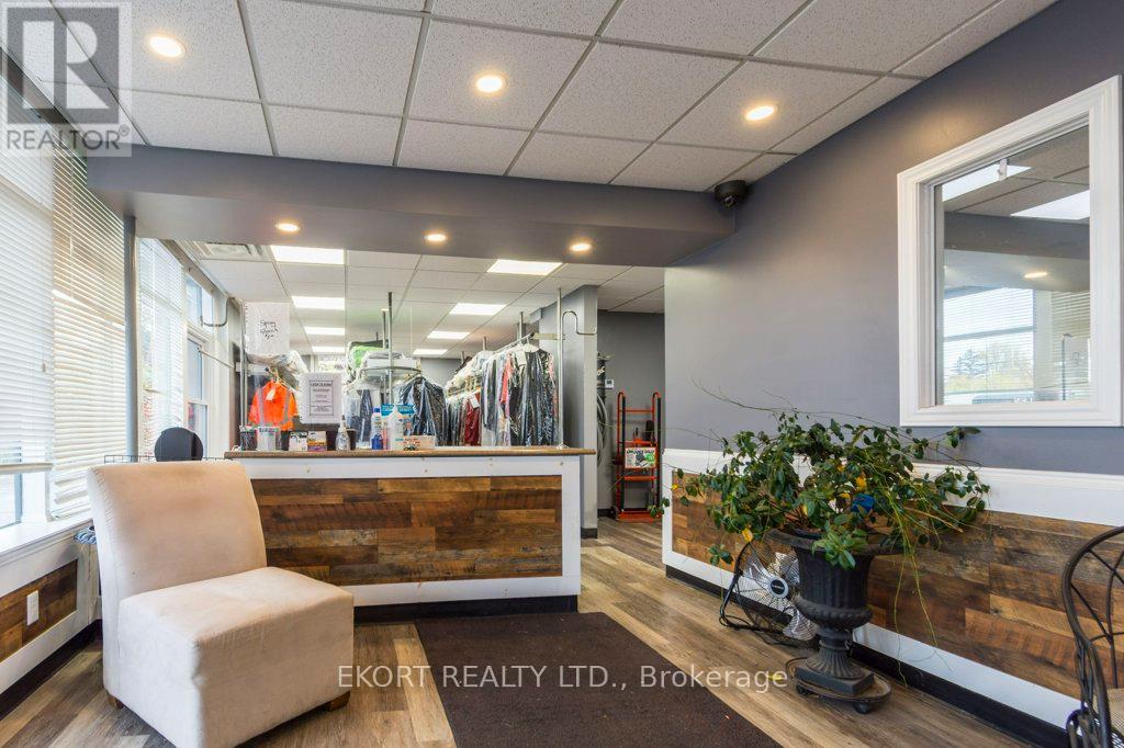 112 College Street W Property Photo 18