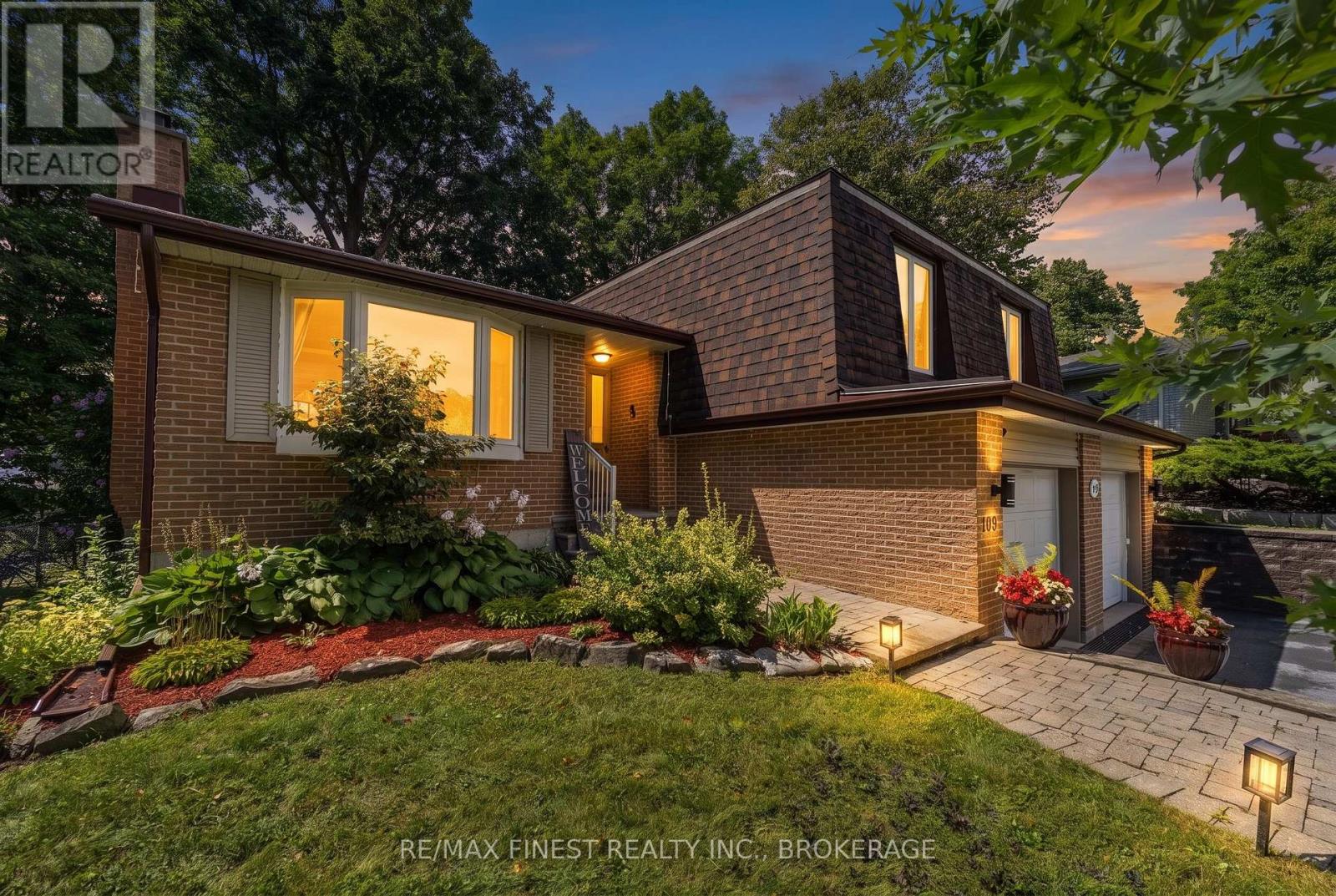 907 Pembridge Crescent Property Photo 1