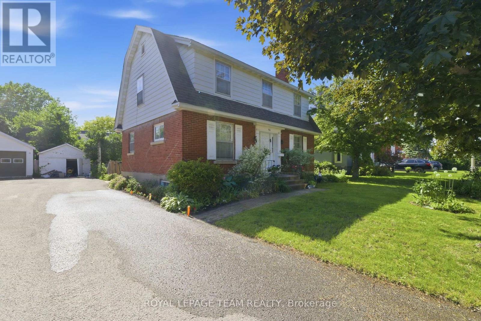 416 TWEEDSMUIR AVENUE