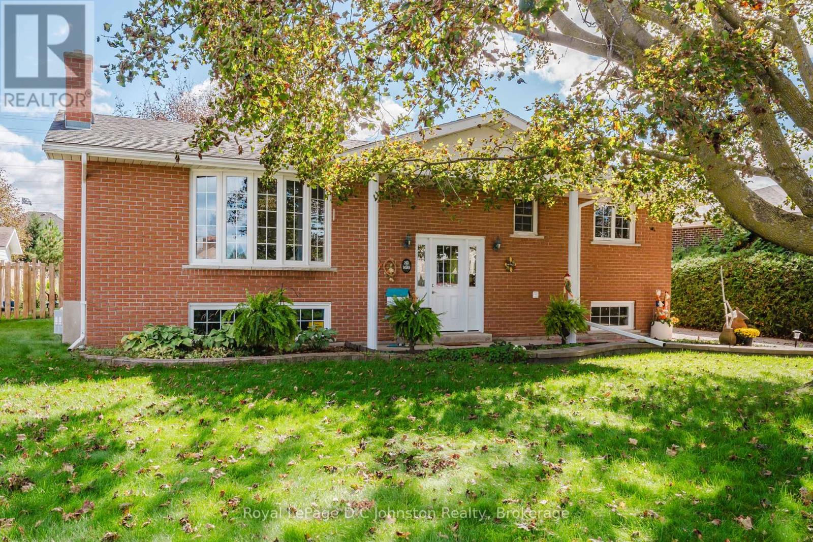 929 WELLINGTON STREET Property Photo 1