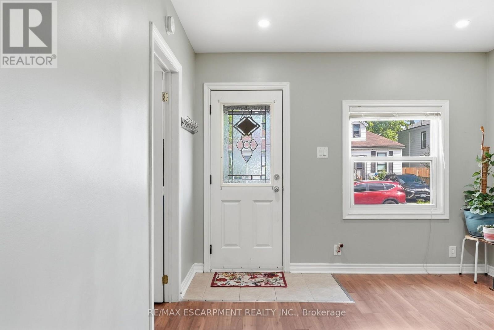 127 Park Row N Property Photo 3
