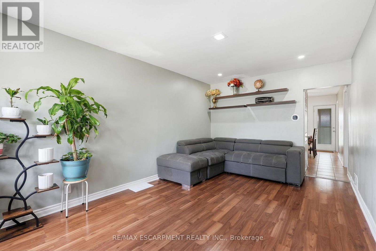 127 Park Row N Property Photo 4