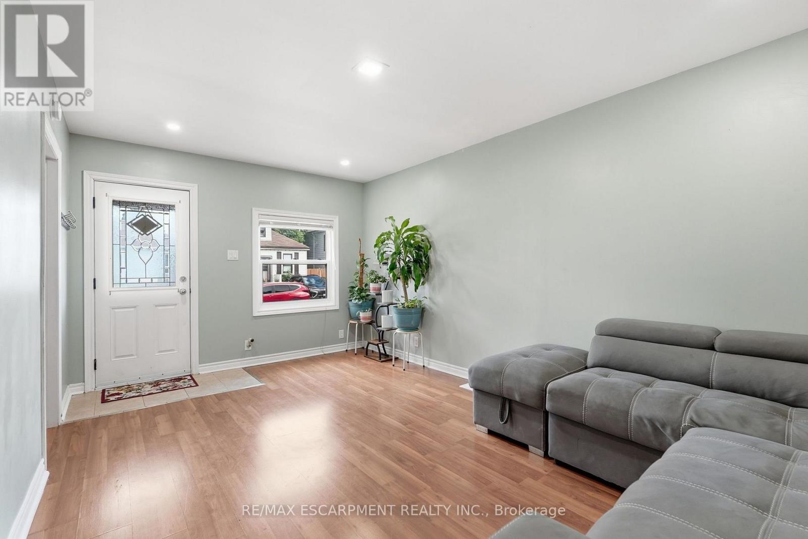 127 Park Row N Property Photo 5