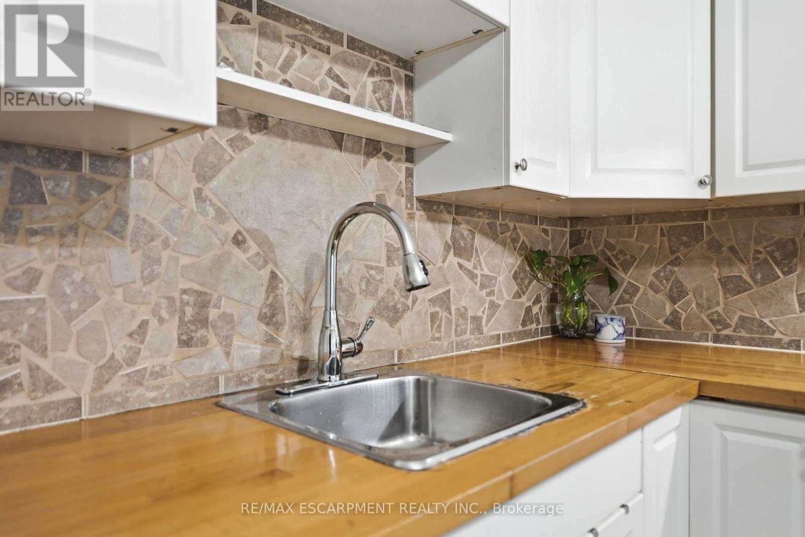 127 Park Row N Property Photo 8