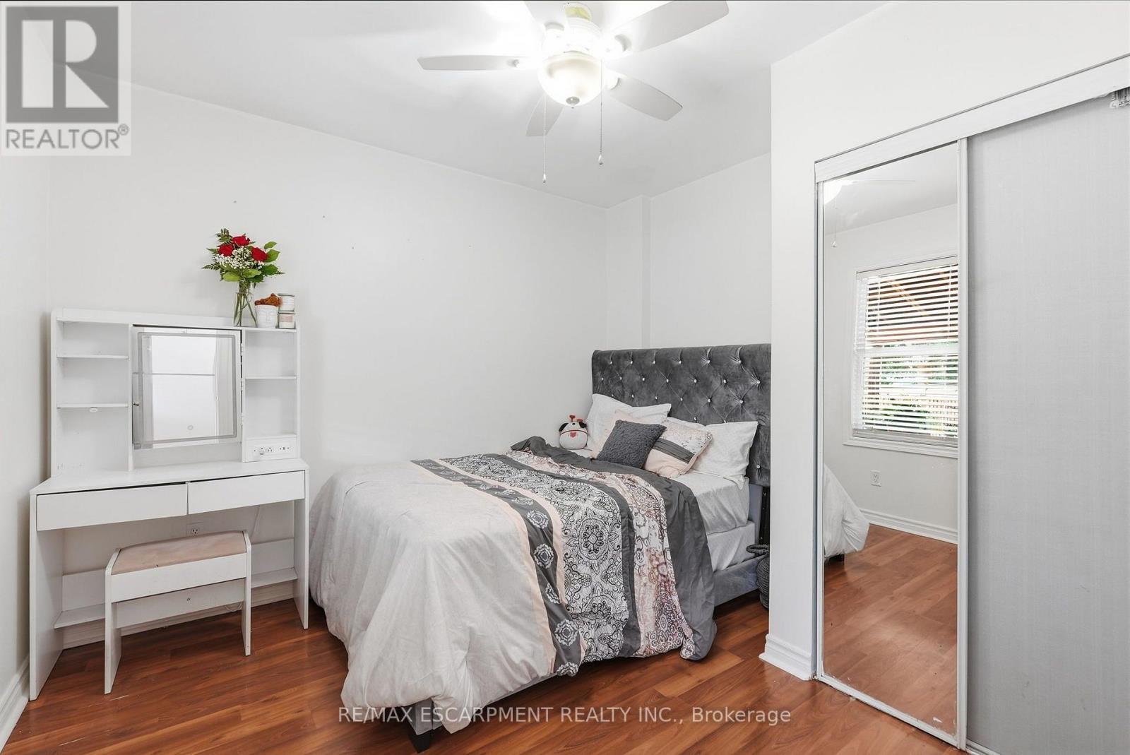 127 Park Row N Property Photo 10