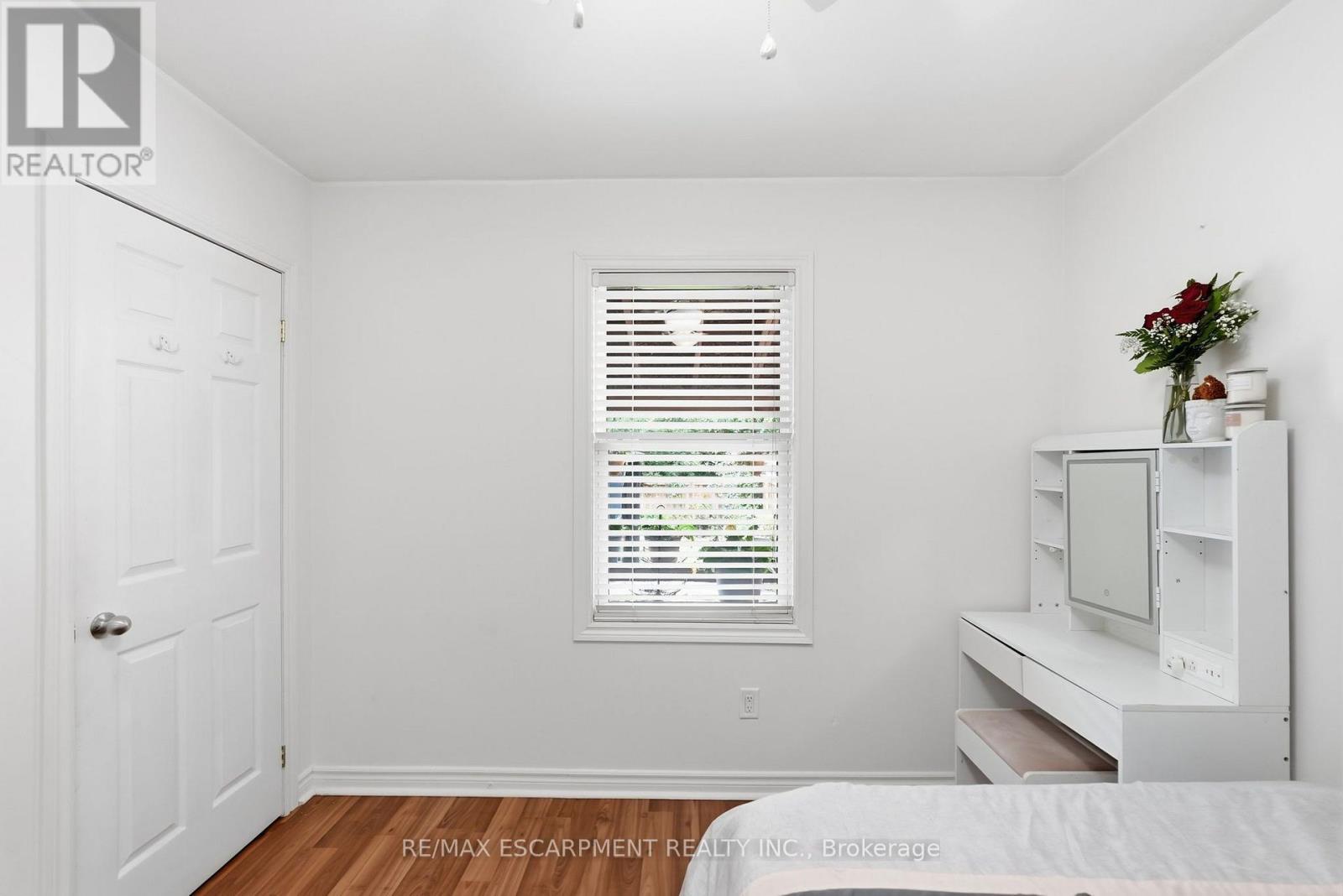 127 Park Row N Property Photo 12