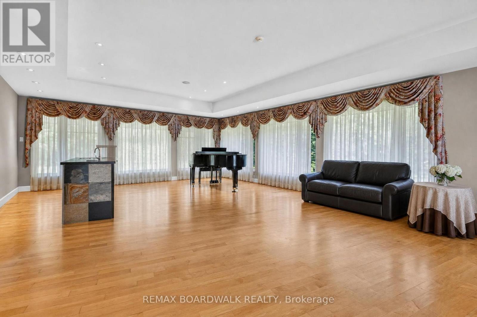 2437 Devine Road Property Photo 4