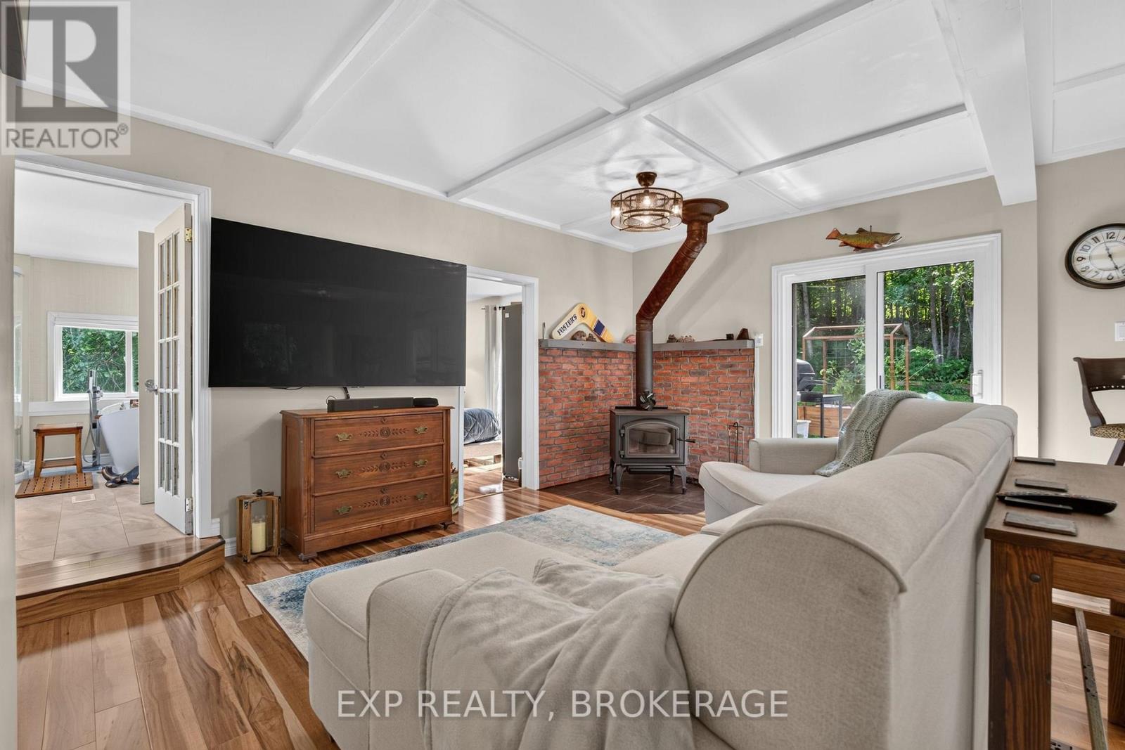 22053 Highway 7 Property Photo 6